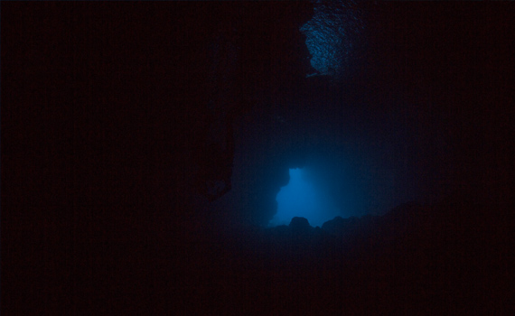 Der Blick aus der Atalaia Cave heraus